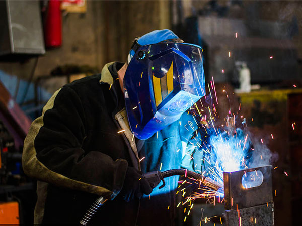 ����C����