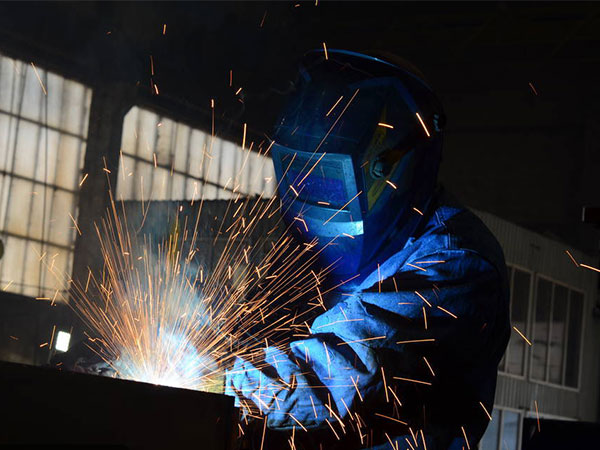 ����C����